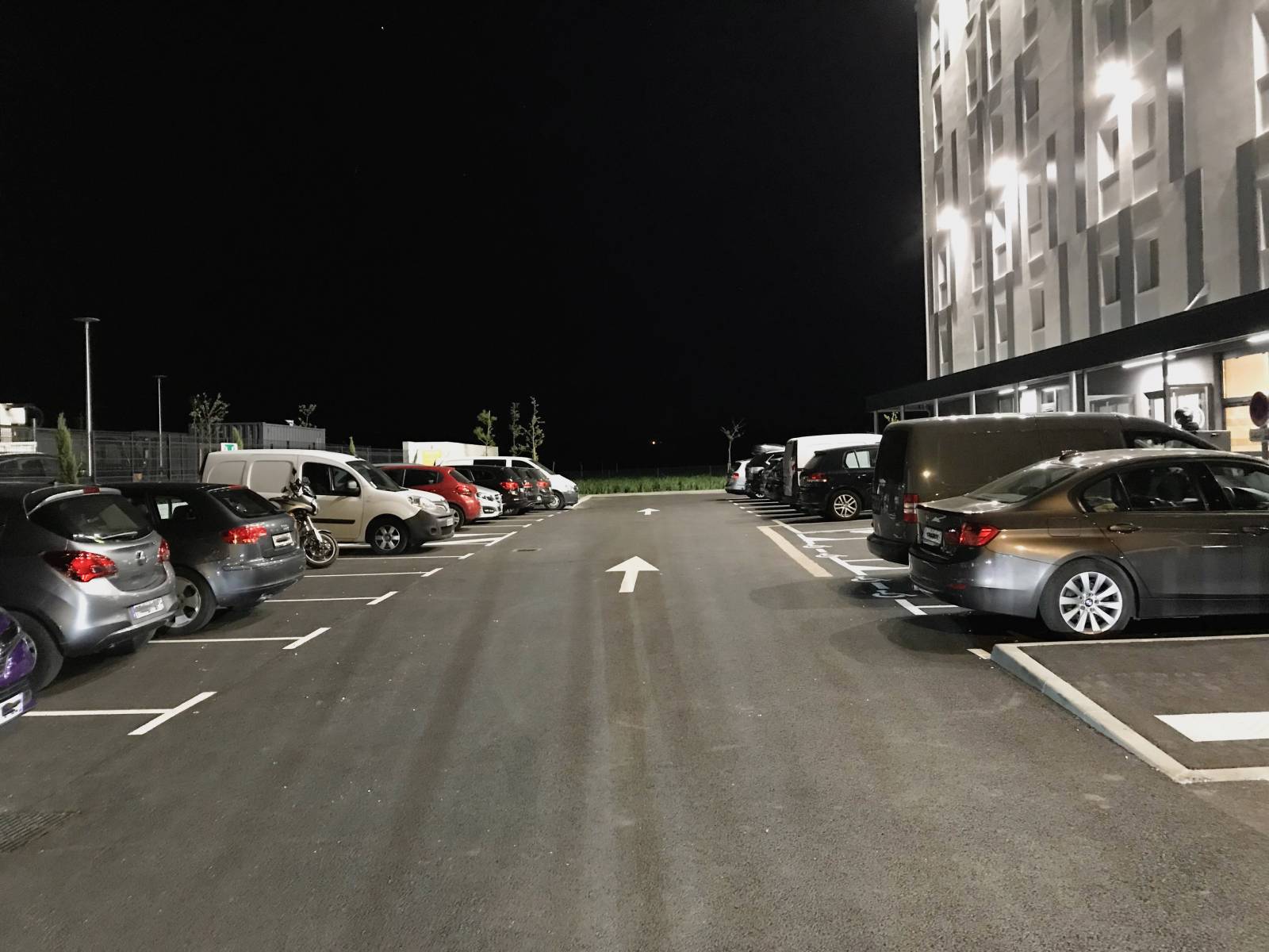Le parking fermé de l'hôtel B&B Montélimar Sud à Montélimar