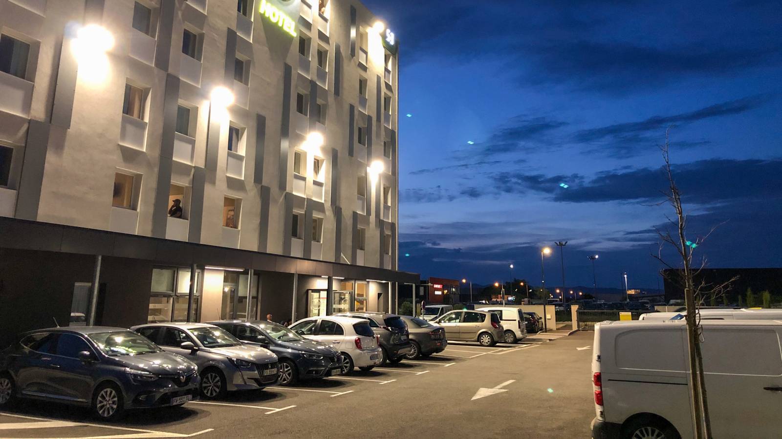 Le parking éclairé et fermé la nuit du B&B HOTEL Montélimar Sud à Montélimar