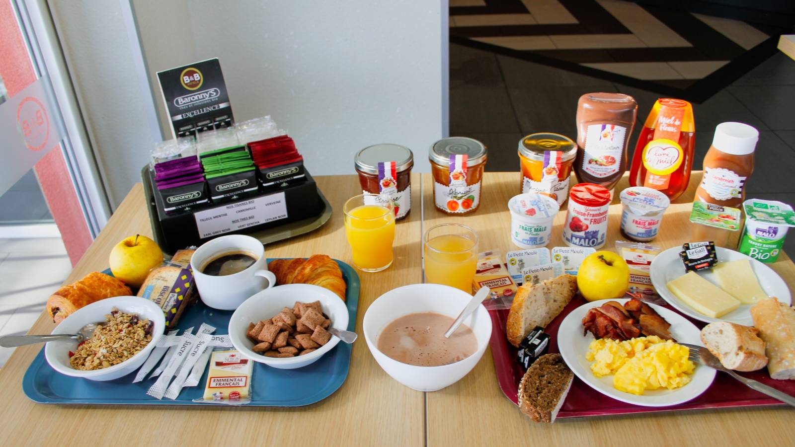 Le choix au petit déjeuner de l'hôtel pour un week-end dans la Drôme à Montélimar.