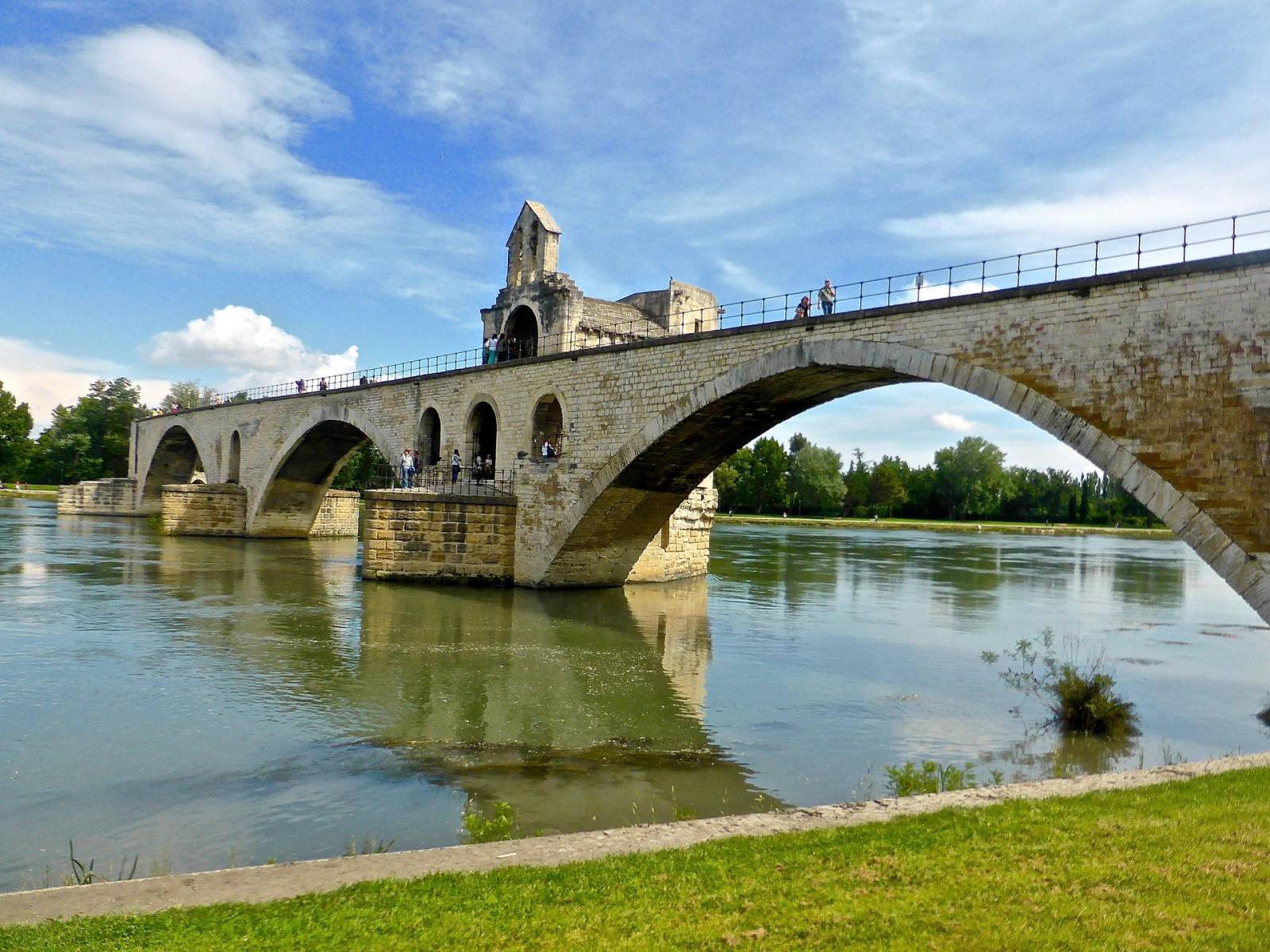 Le Pont d'Avignon à Avignon vu des berges du Rhône