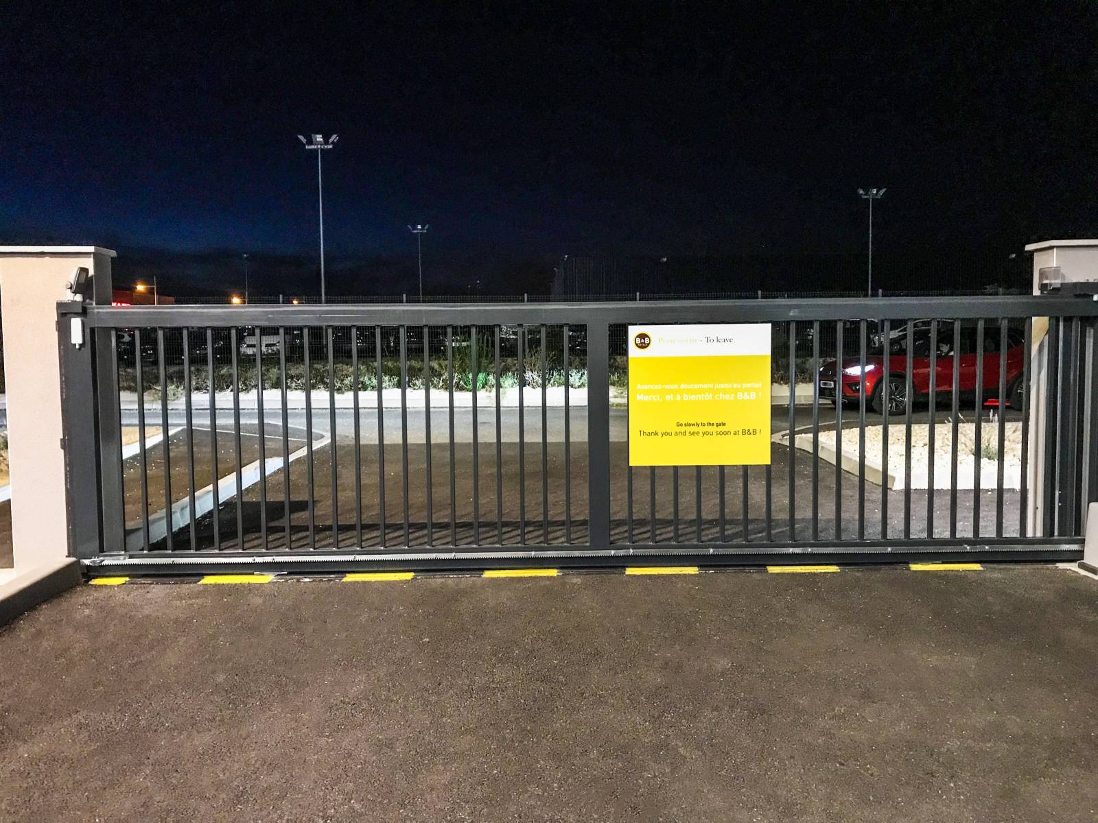 Le portail du parking de l'hôtel B&B Montélimar sud à Montélimar
