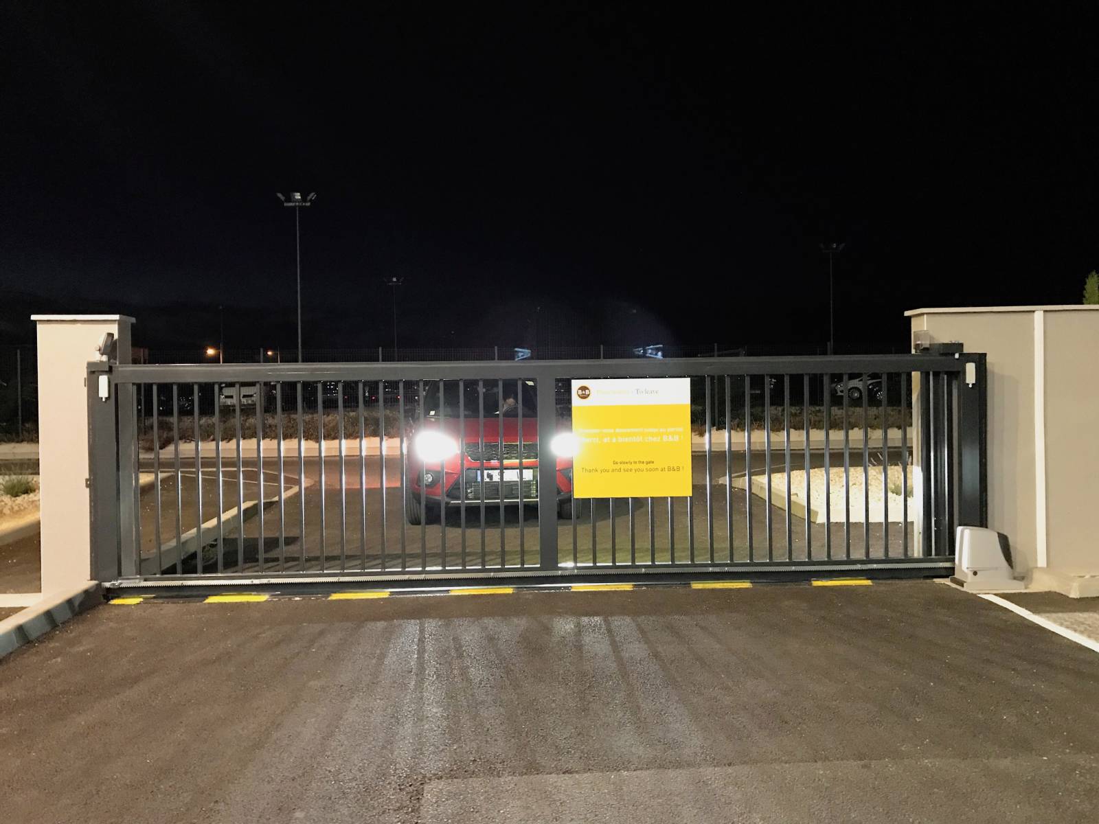 Le portail fermé la nuit de l'hôtel B&B Montélimar Sud à Montélimar