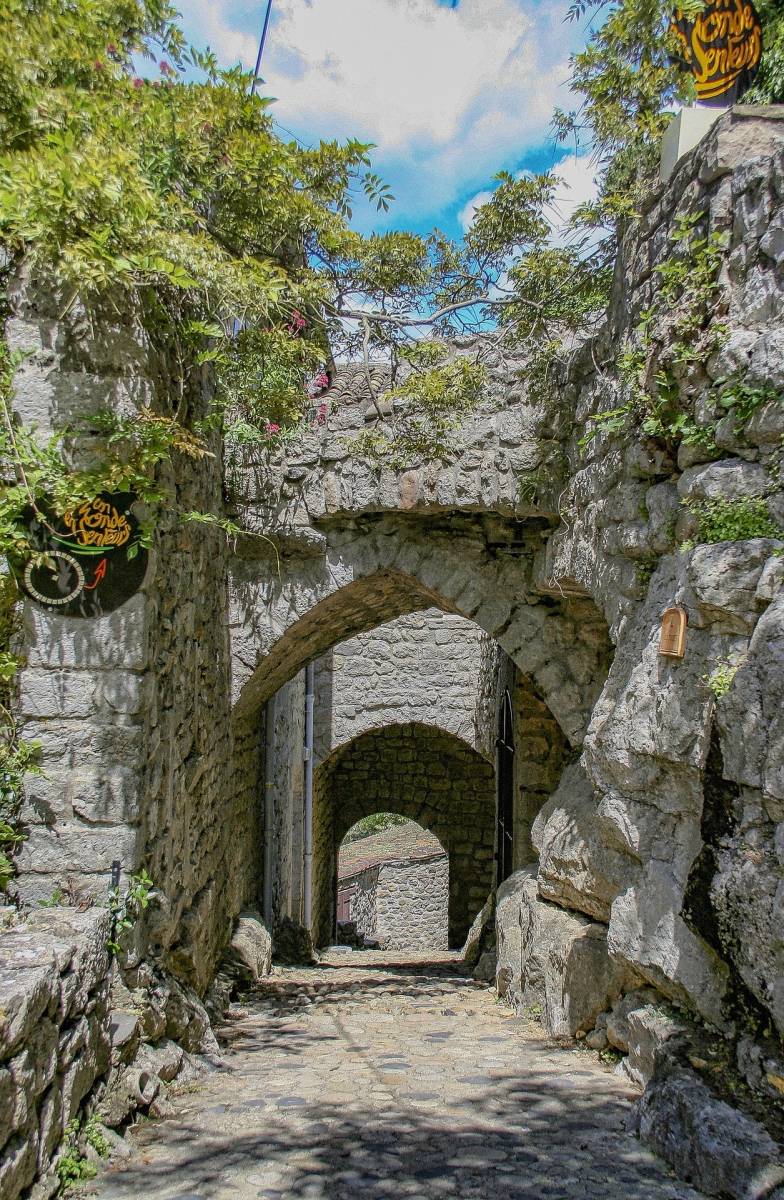 Une des ruelles à Balazuc