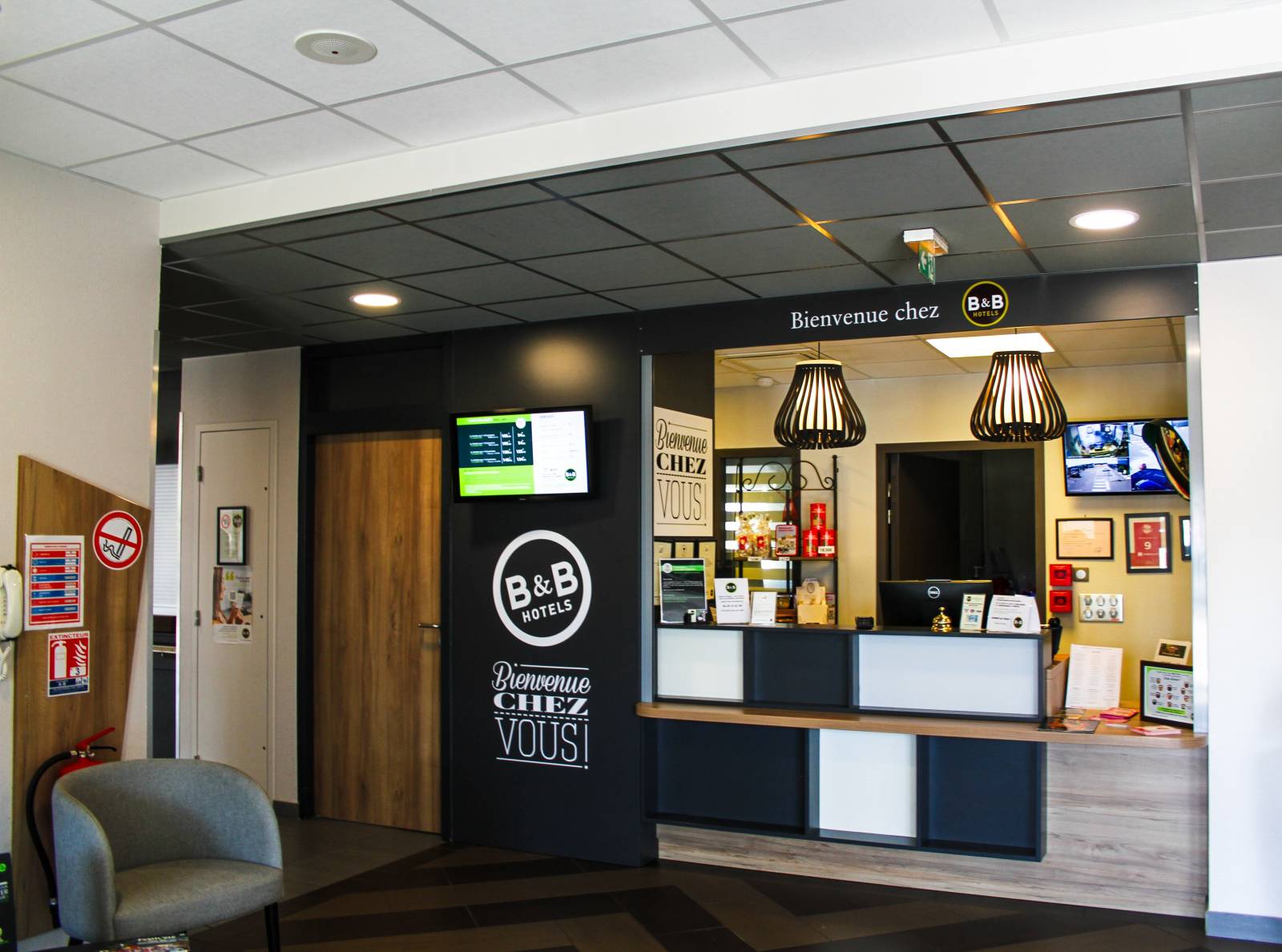 La réception ouverte non-stop de l'hôtel pas cher proche de l'autoroute A7 à Montélimar