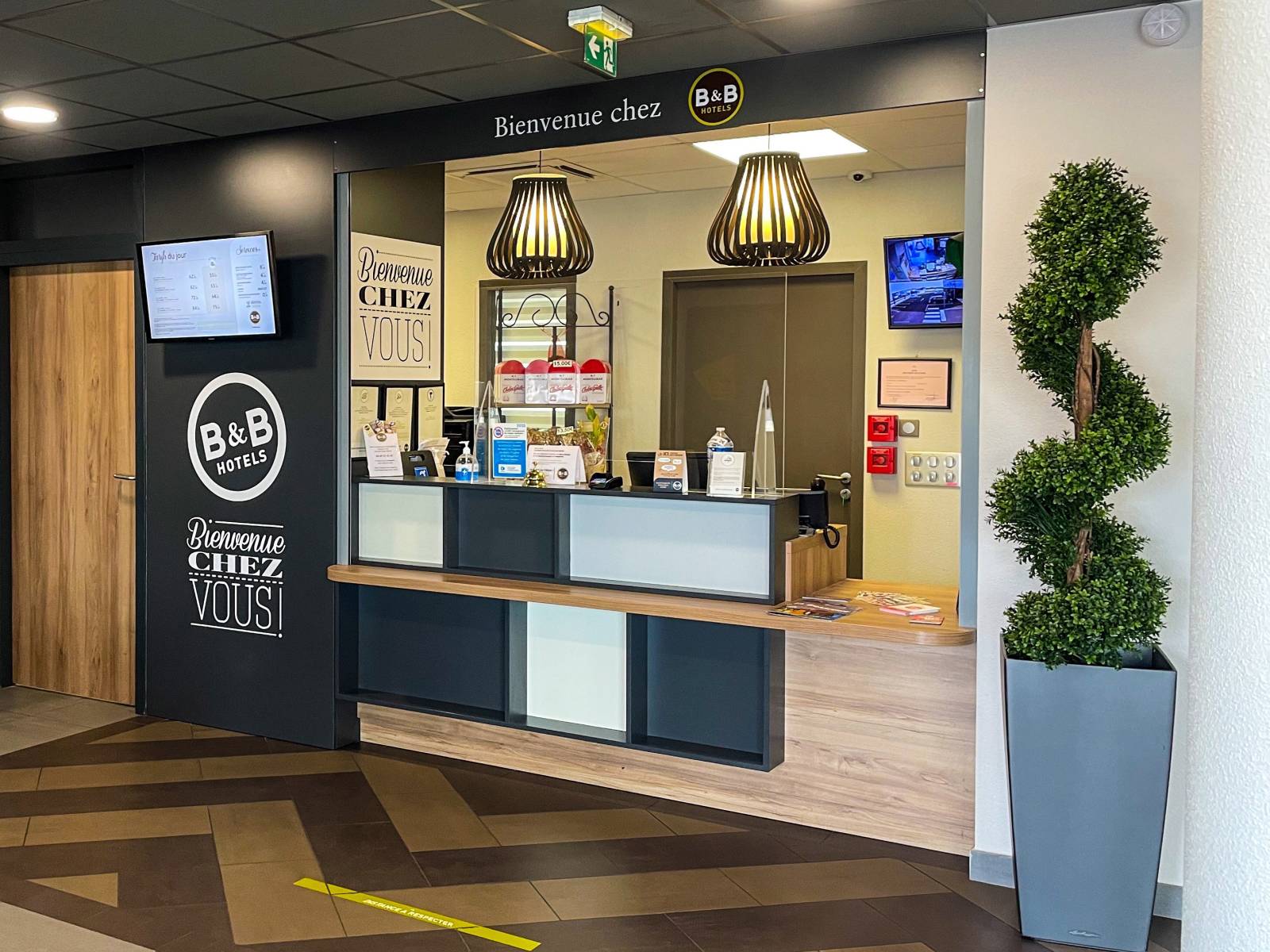 La réception toujours ouverte de l'hôtel avec wifi gratuit à Montélimar