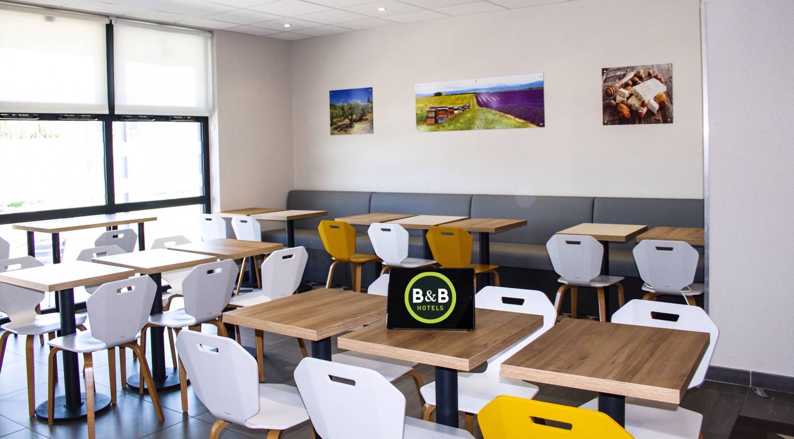 La salle de petit-déjeuner au B&B HOTEL Montélimar Sud près de l'autoroute A7.