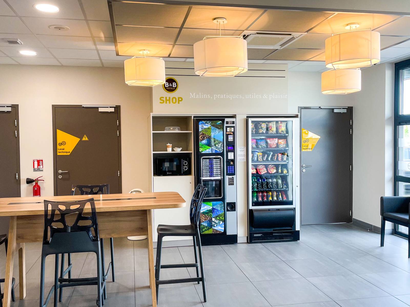 Le coin snacky au rez-de-chaussée du B&B HOTEL Montélimar Sud à Montélimar