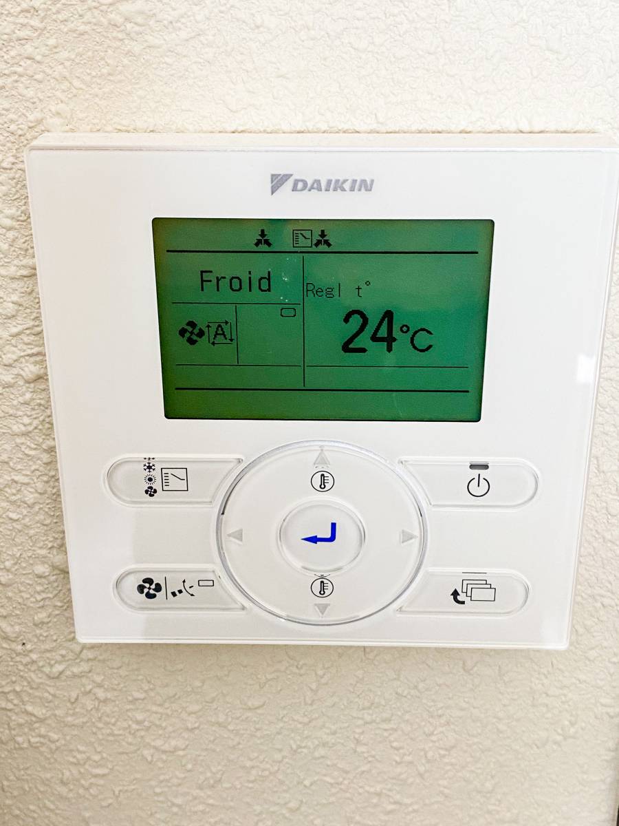 Le thermostat de la climatisation de la chambre de l'hôtel B&B Montélimar Sud à Montélimar