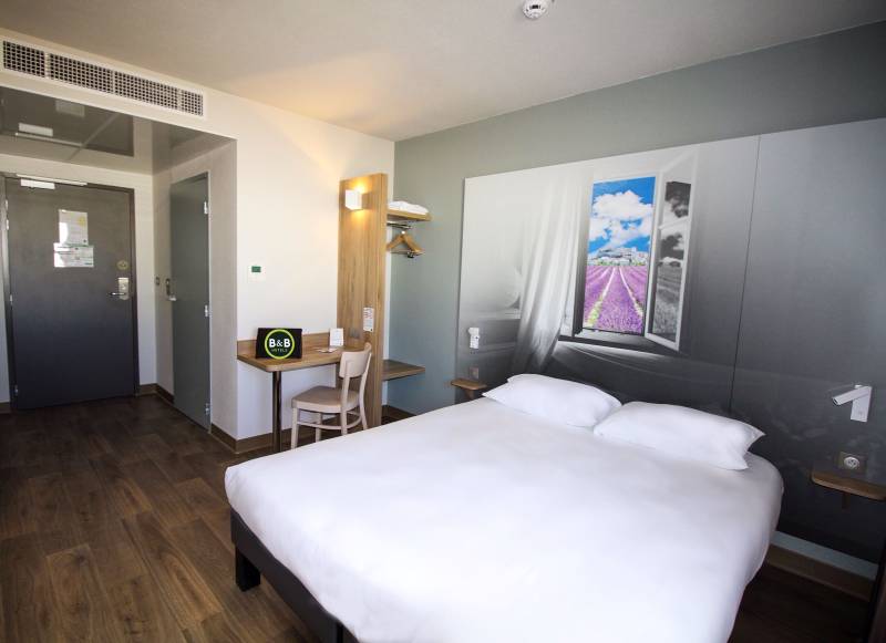 La chambre standard pour 2 personnes de l'hôtel avec wifi gratuit à Montélimar