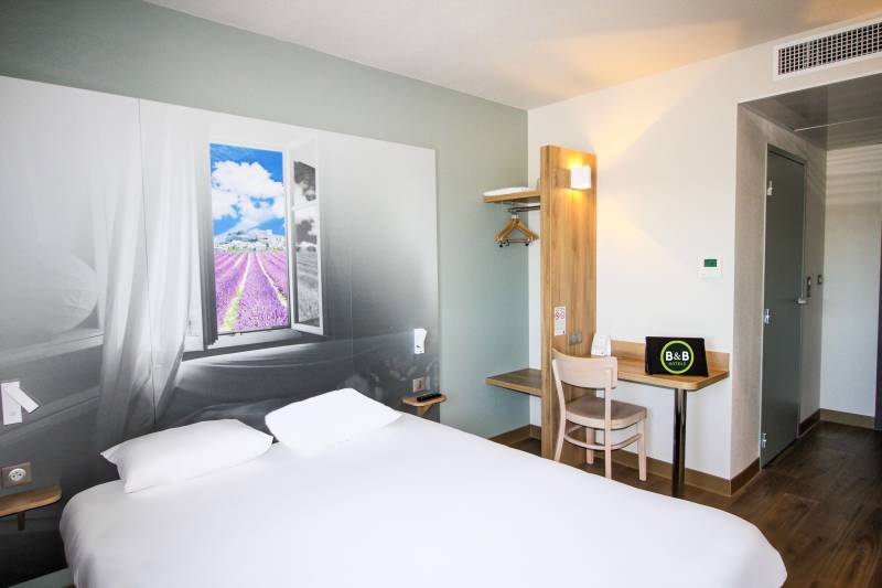 La chambre standard pour 2 personnes de l'hôtel sur le trajet à Montélimar