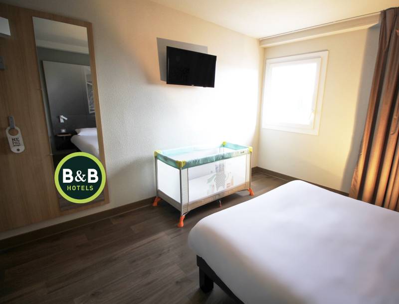 Le lit bébé dans la chambre PMR de l'hôtel B&B Montélimar Sud à Montélimar