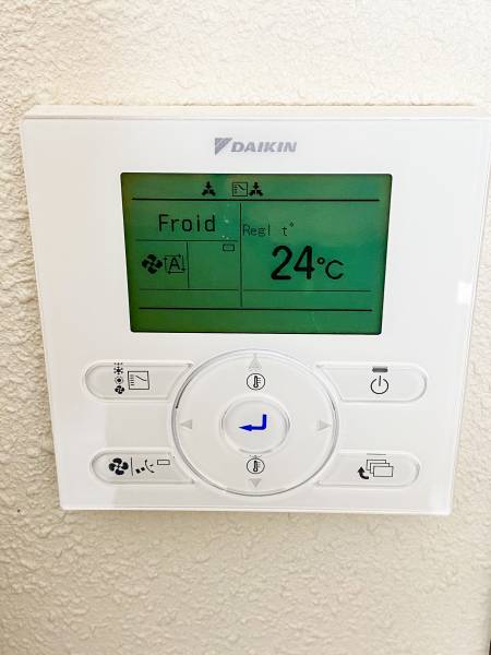 Le thermostat de la climatisation de la chambre de l'hôtel B&B Montélimar Sud à Montélimar